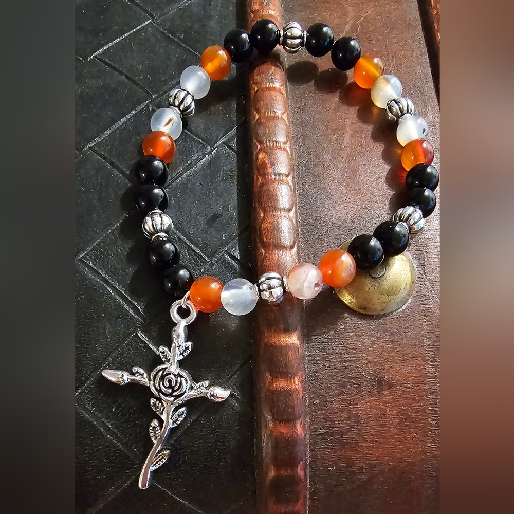 Bracelet beaded with natural gemstones